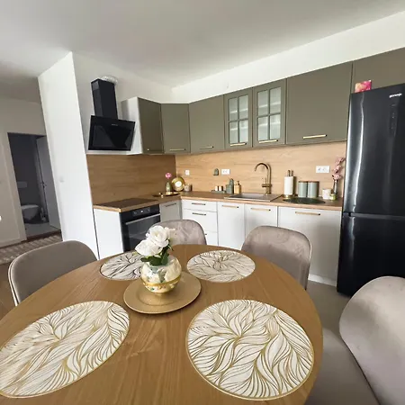 Elegant Escape Lux, Planet I Center * Nis