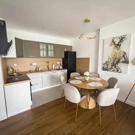 Elegant Escape Lux, Planet I Center