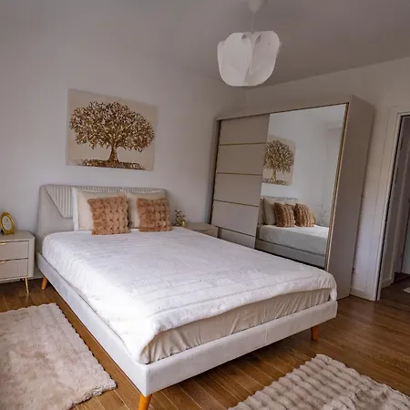 Apartment Elegant Escape Lux, Planet I Center *