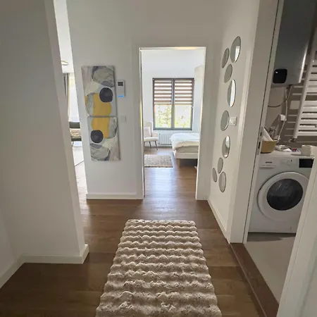 Elegant Escape Lux, Planet I Center *