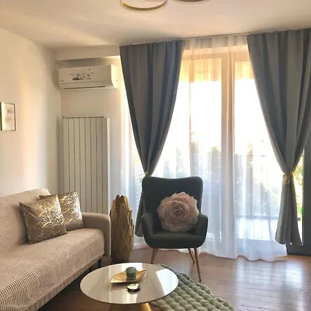 Elegant Escape Lux, Planet I Center *