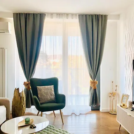 Elegant Escape Lux, Planet I Center Ni