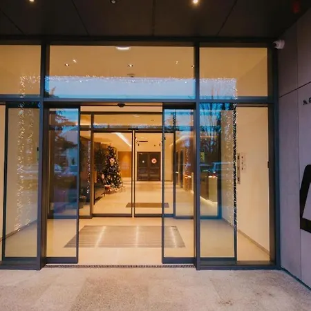 Elegant Escape Lux, Planet I Center *